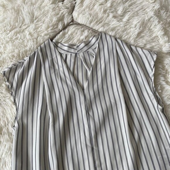 Queclip Striped V-Neck Sleeveless Blouse M Black and White - Picture 2 of 5